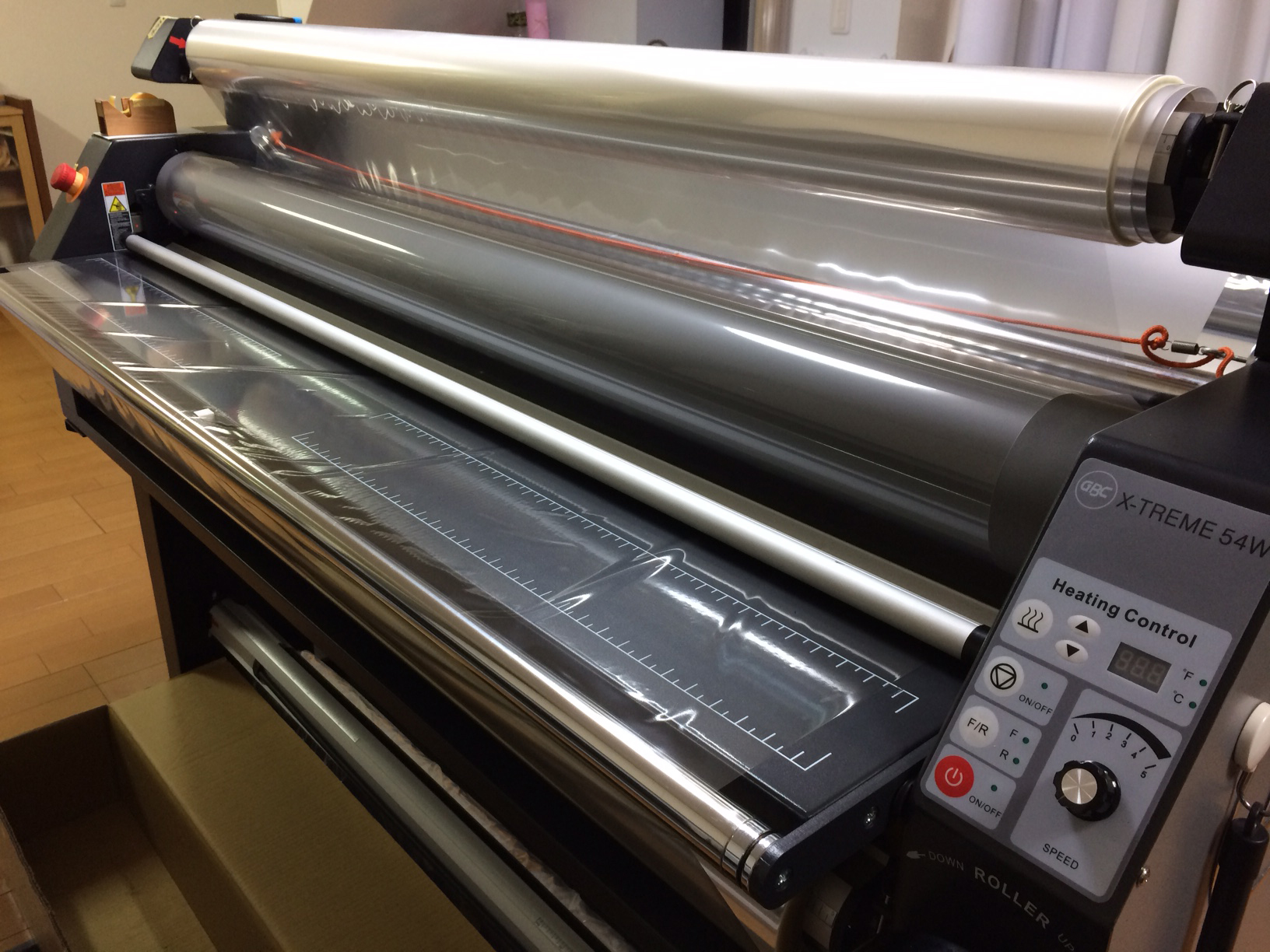 ラミネート加工の特徴 看板印刷屋のインクジェット出力専門店