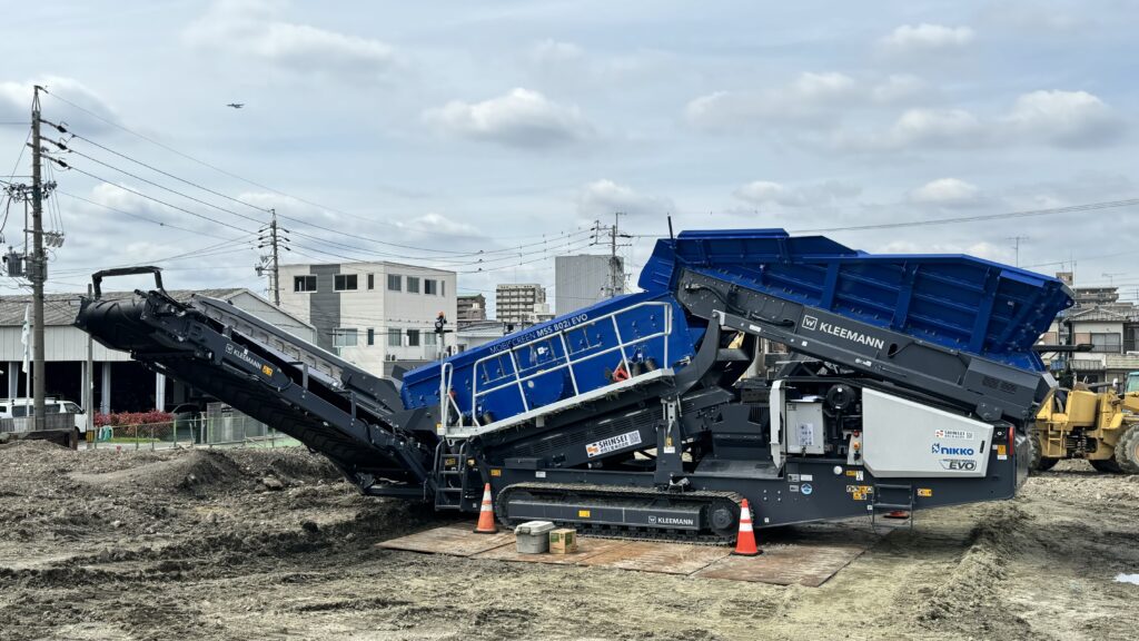 重機にネーム入れ☆ﾐ会社名のステッカーを製作いたしました！ - 看板印刷屋のインクジェット出力専門店